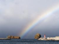 Regenbogen über den Inseln bei der Hafeneinfahrt von Madalena - Pico
